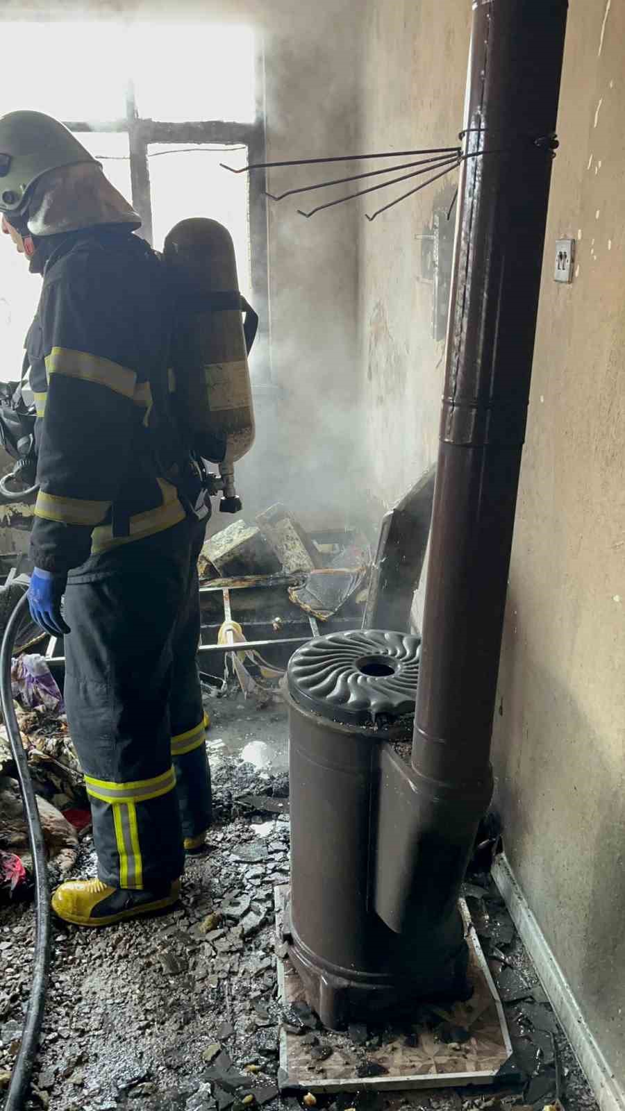 Isparta&rsquo;da korku dolu anlar: Ev saniyeler i&ccedil;inde alevlere teslim oldu
