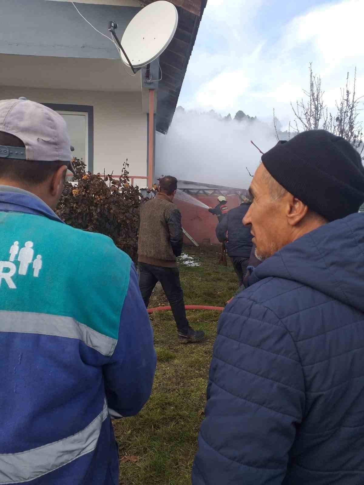 Yatak odasında çıkan yangınla az kalsın evi yanıyordu