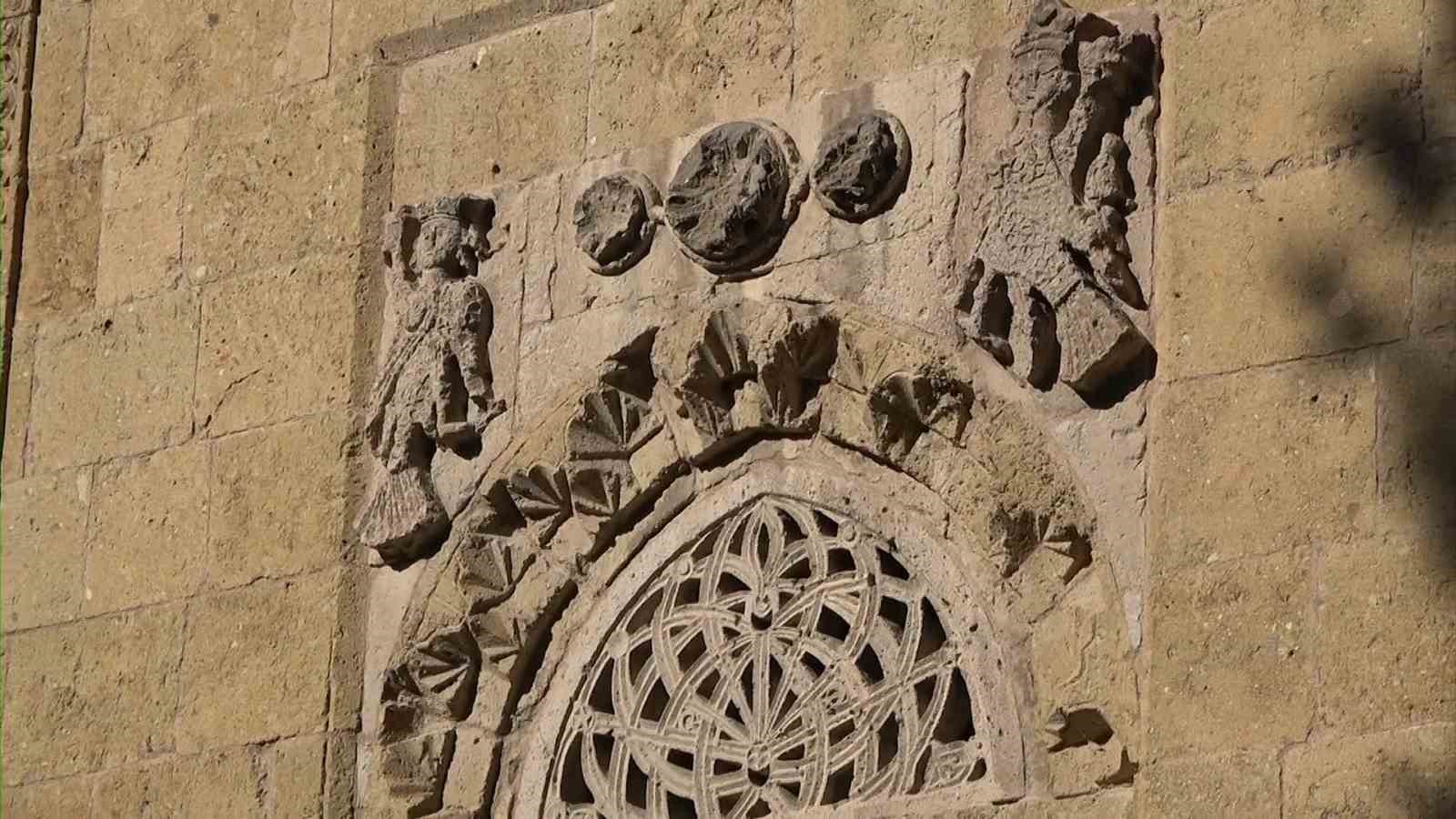 Anadolu&rsquo;nun ilk kadın h&uuml;k&uuml;mdarının t&uuml;rbesi s&uuml;slemeleri ile dikkat &ccedil;ekiyor
