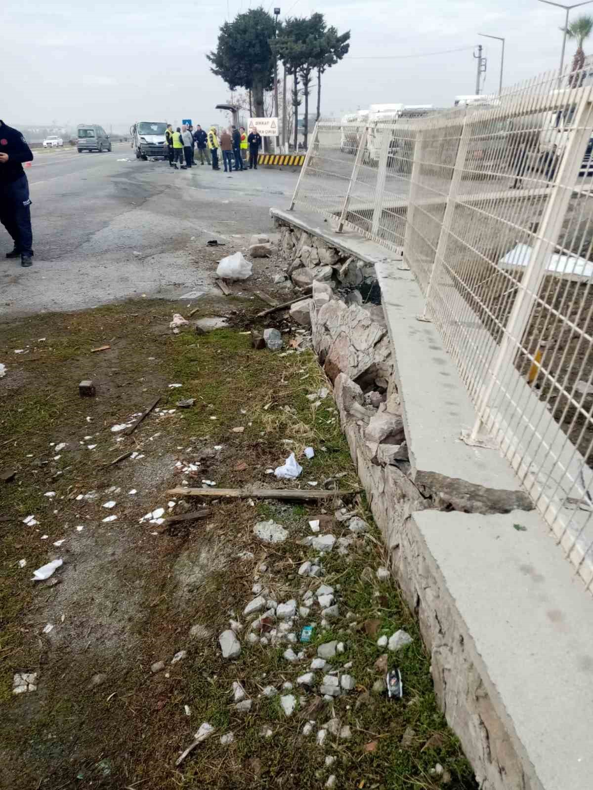 Bah&ccedil;e duvarına &ccedil;arptı: 1 yaralı
