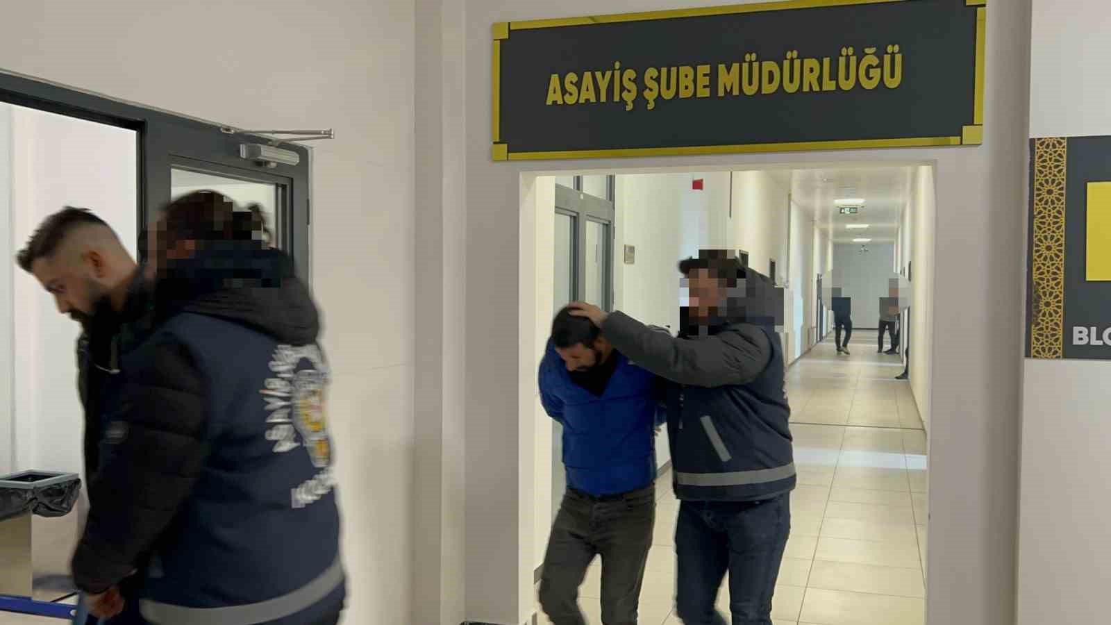 Kocaeli&rsquo;de 40 bin TL&rsquo;lik diz&uuml;st&uuml; bilgisayar &ccedil;alan ş&uuml;pheliler yakalandı
