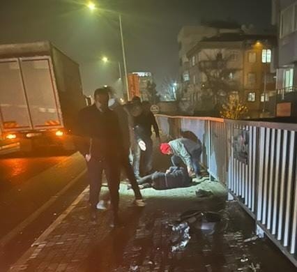 Bursa&rsquo;da direğe &ccedil;arpan motosiklet ikiye b&ouml;l&uuml;nd&uuml;: 1 yaralı
