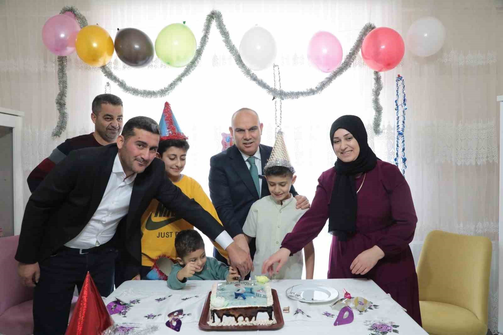 Ağrı Valisi Koç’tan kalp hastası çocuğa sürpriz doğum günü