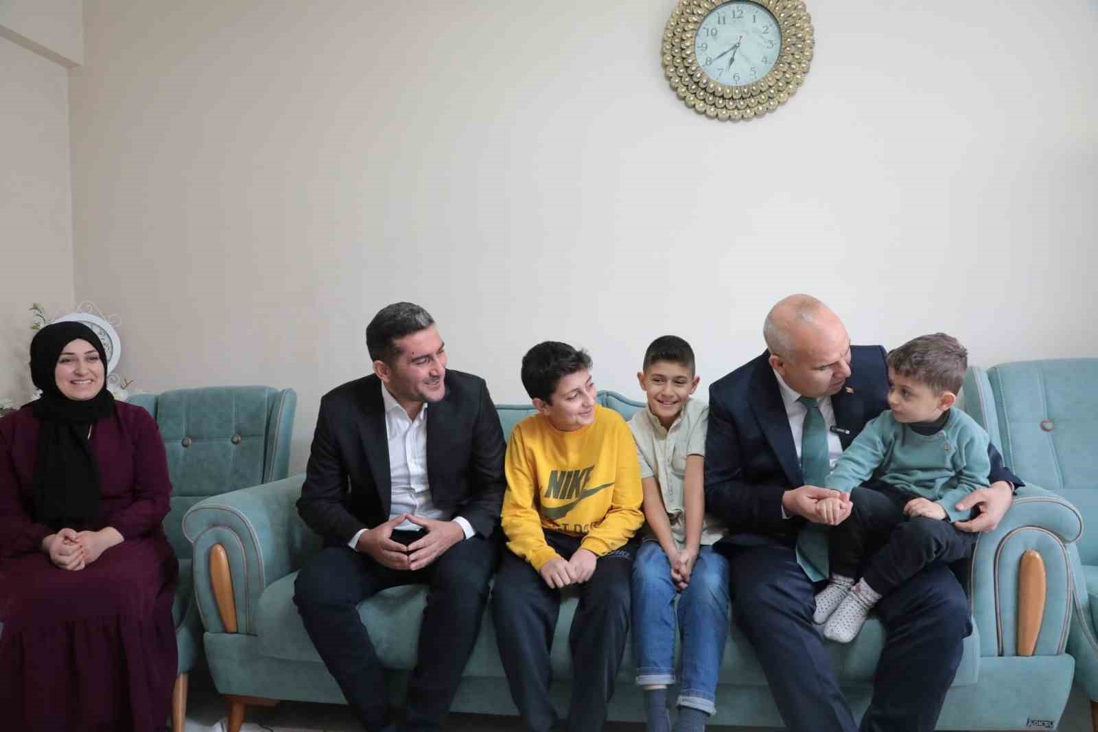 Ağrı Valisi Ko&ccedil;&rsquo;tan kalp hastası &ccedil;ocuğa s&uuml;rpriz doğum g&uuml;n&uuml;
