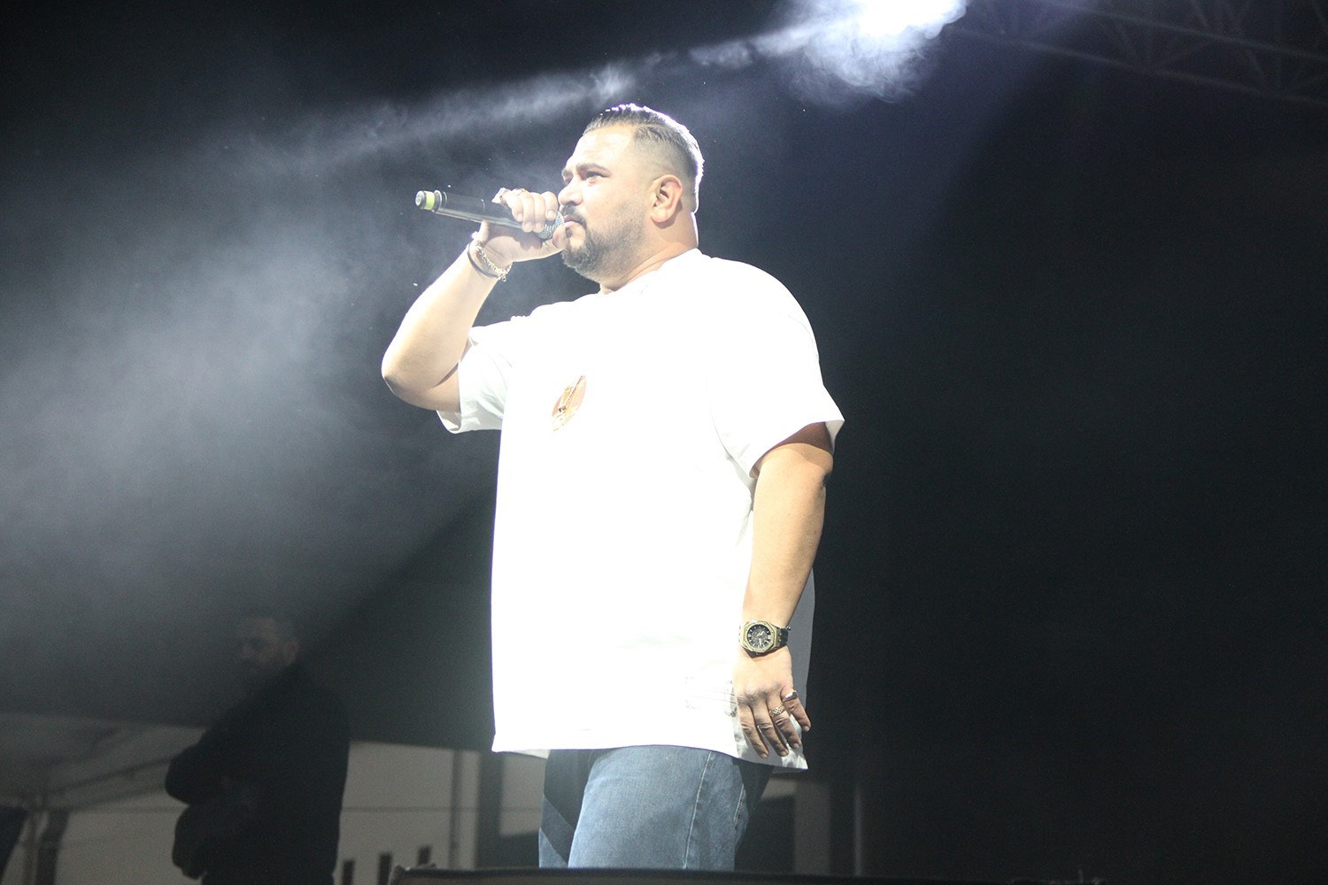 Kula Alışveriş Festivali&rsquo;nin ikinci g&uuml;n&uuml;nde Yener &Ccedil;evik sahne aldı
