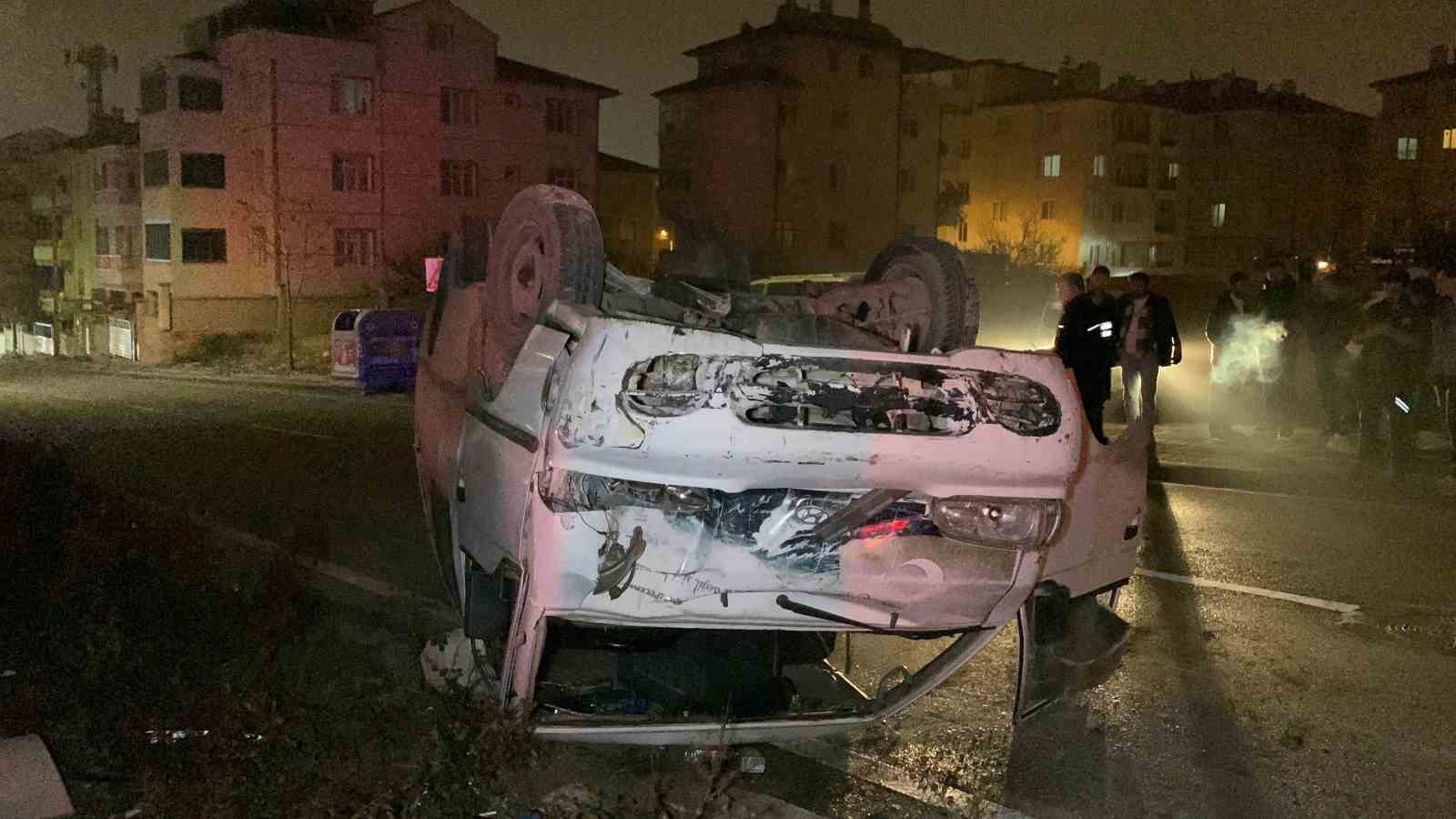 Karaman&rsquo;da aydınlatma direğine &ccedil;arpan minib&uuml;s takla attı: 1 yaralı
