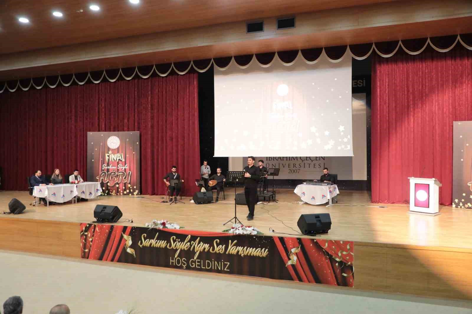 Ağrı&rsquo;da birbirinden g&uuml;zel sesler sahnede yarıştı
