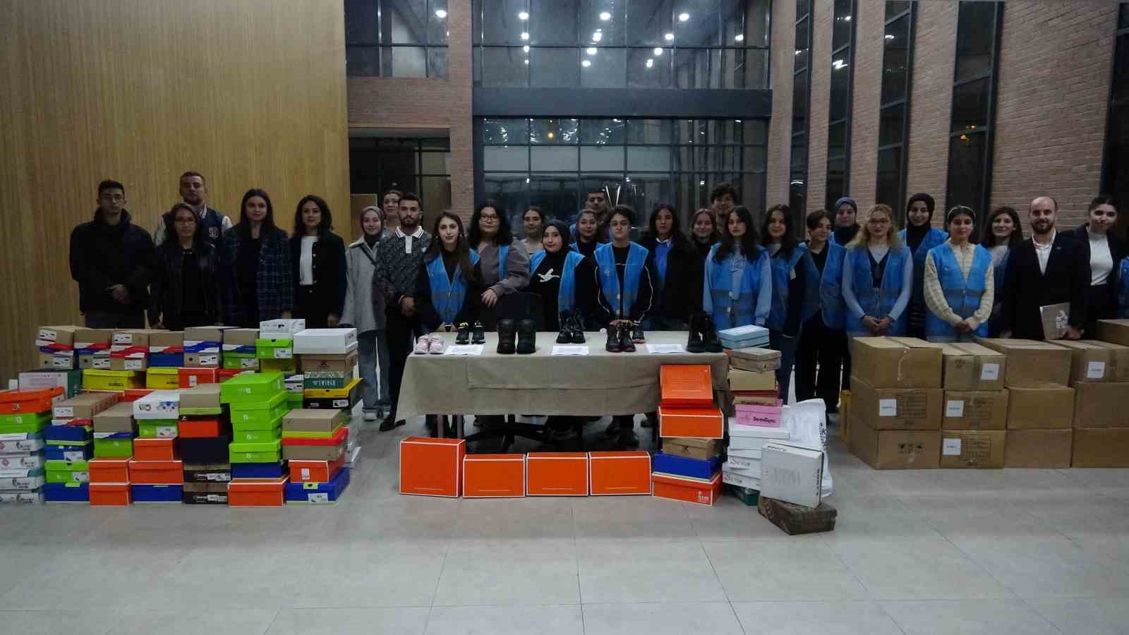 Ezine’de köy çocukları için verilen konsere, bilet yerine bot ile girdiler