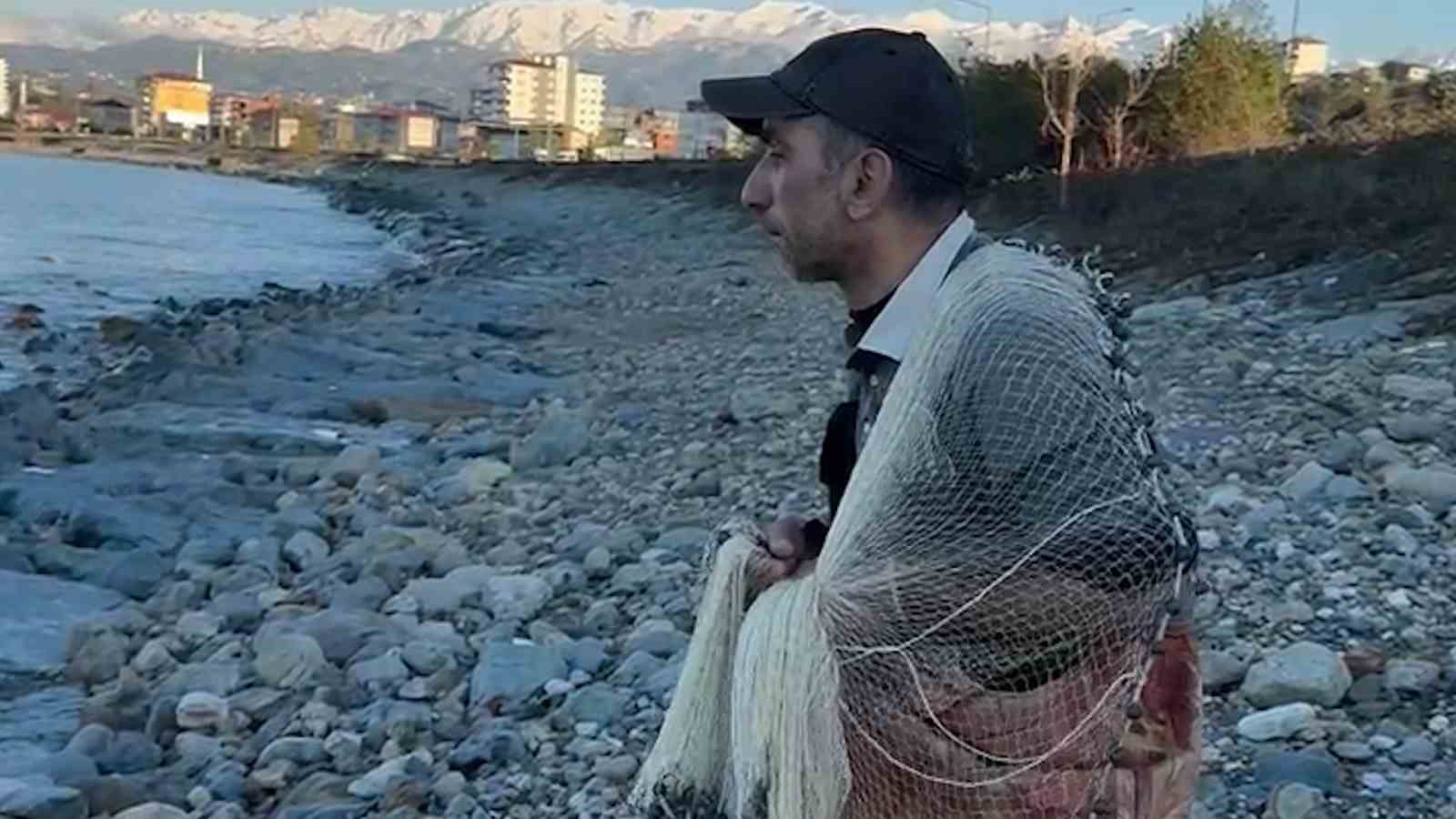 Kıyıya vuran balıkları sa&ccedil;ma ağla yakalamak i&ccedil;in b&ouml;yle uğraş verdi
