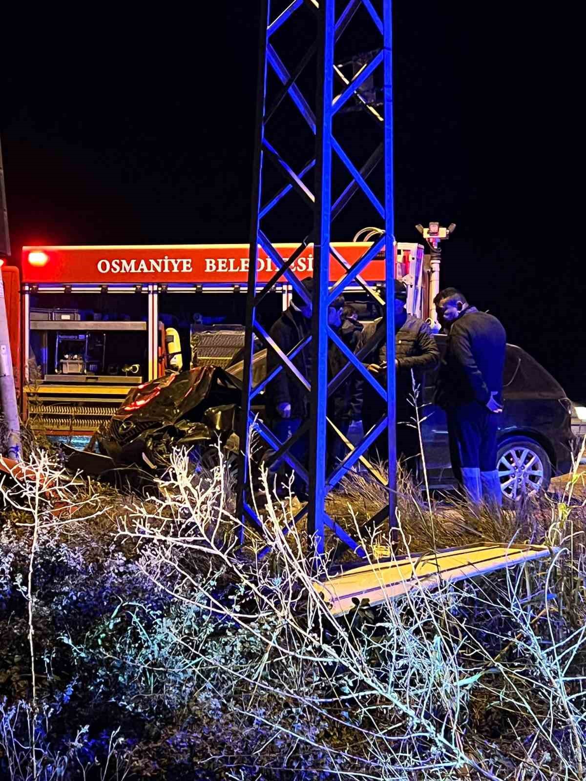 Osmaniye&rsquo;de iki otomobil &ccedil;arpıştı: 1 &ouml;l&uuml;, 2 yaralı
