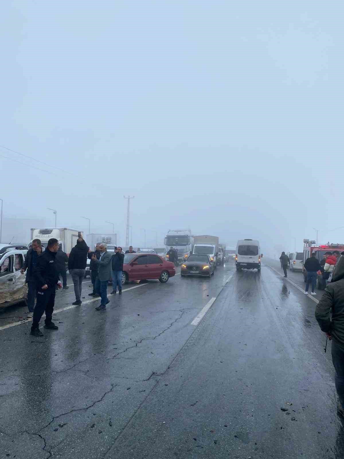 Bitlis&rsquo;te zincirleme trafik kazası: 31 yaralı
