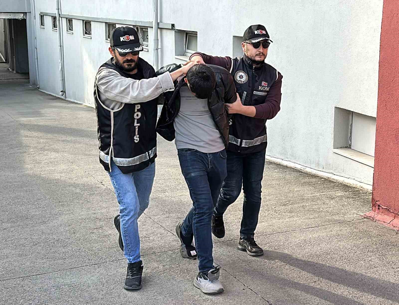 Otomobilin arka tampon ve &ouml;n konsol boşluğundan 50 silah &ccedil;ıktı
