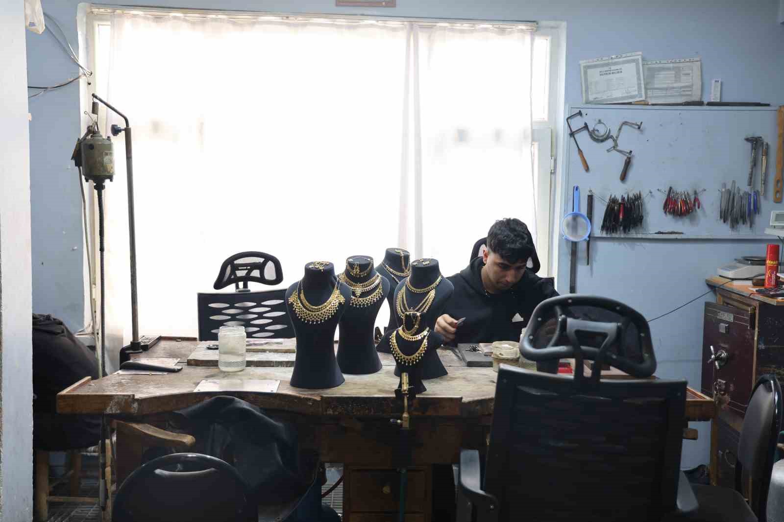 Diyarbakır’ın tescilli altın modelini elle yapan sadece 5 ustası kaldı, çırak yetişmiyor