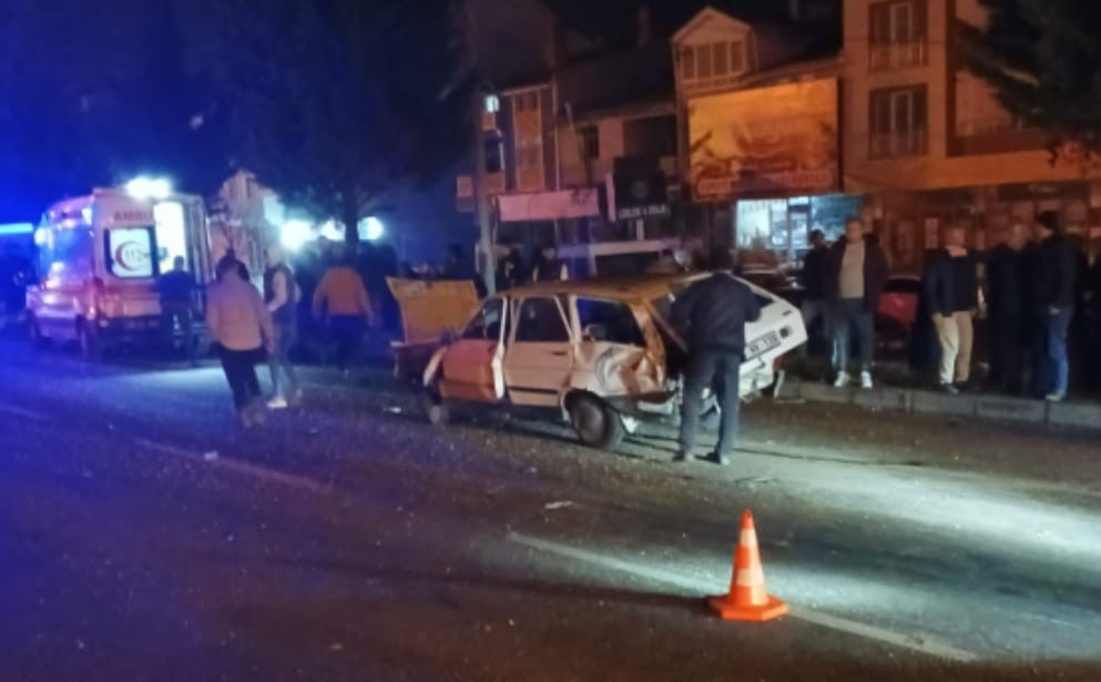 K&uuml;tahya&rsquo;da otomobil ile kamyon &ccedil;arpıştı: 2 yaralı
