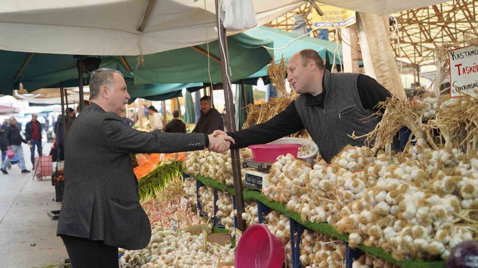 Başkan Balaban pazarda halkın sorunlarını dinledi
