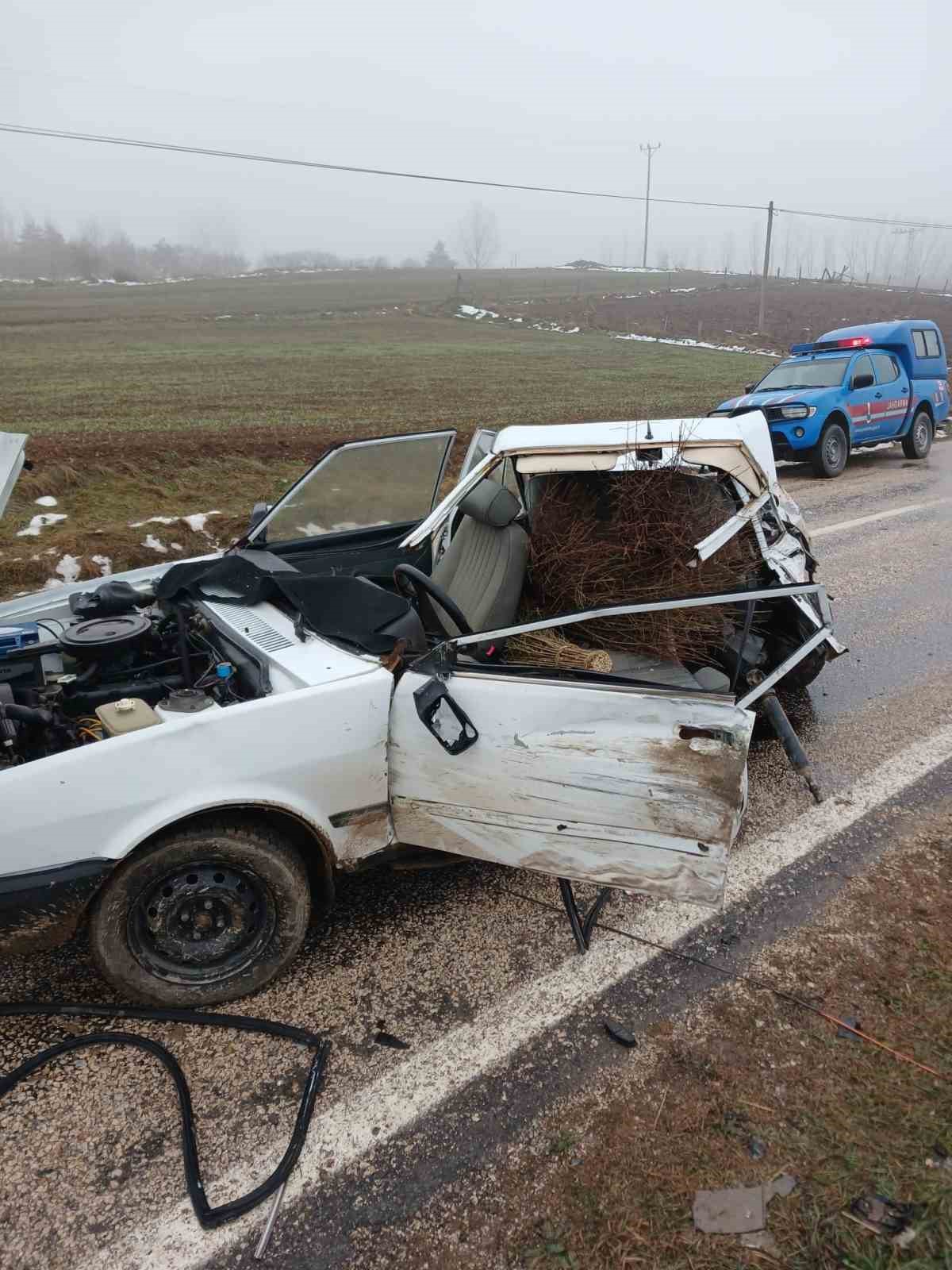 Minibüs ile çarpışan Fiat-Tofaş marka otomobil ikiye bölünde: 3 yaralı