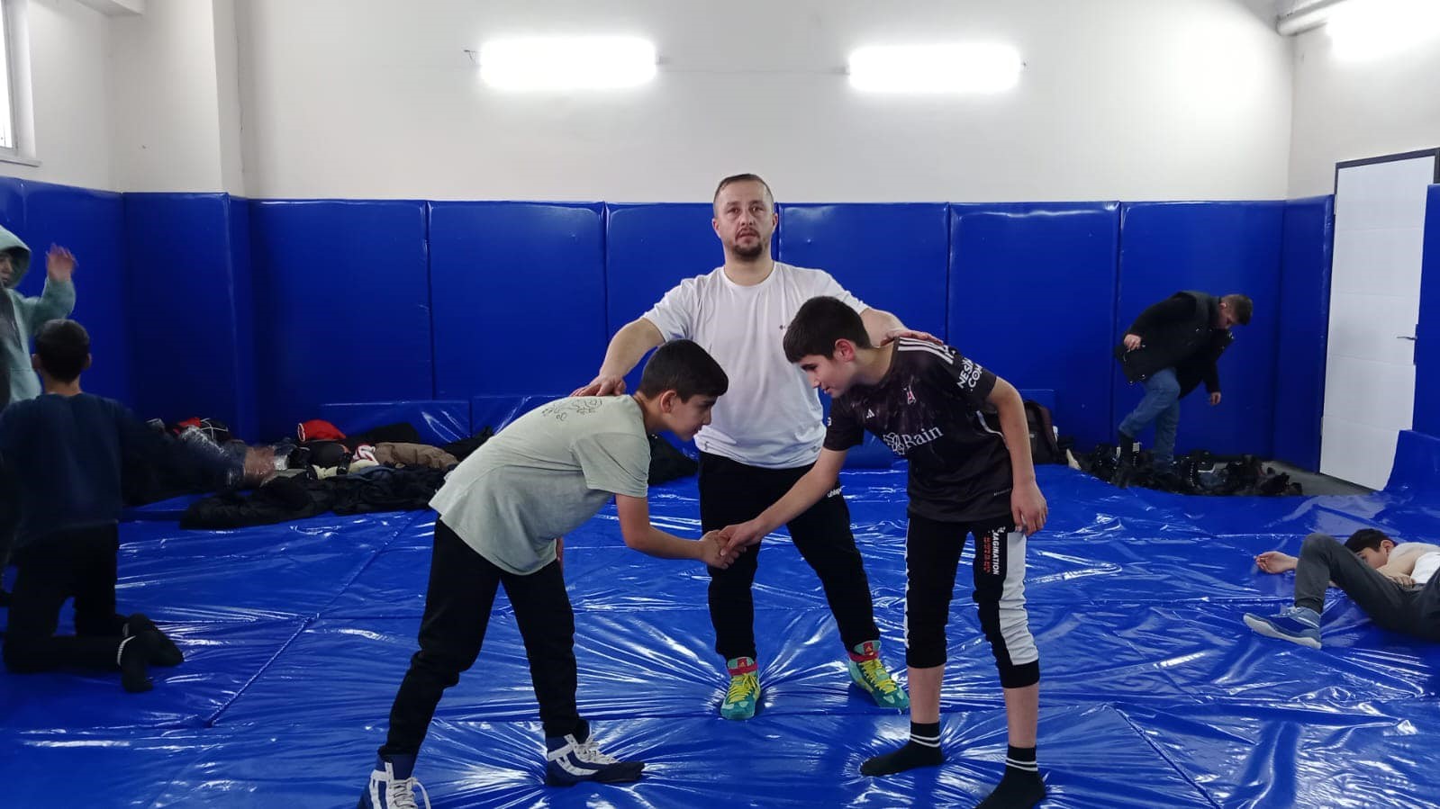 Hasköy’de güreş antrenmanları hız kesmeden devam ediyor