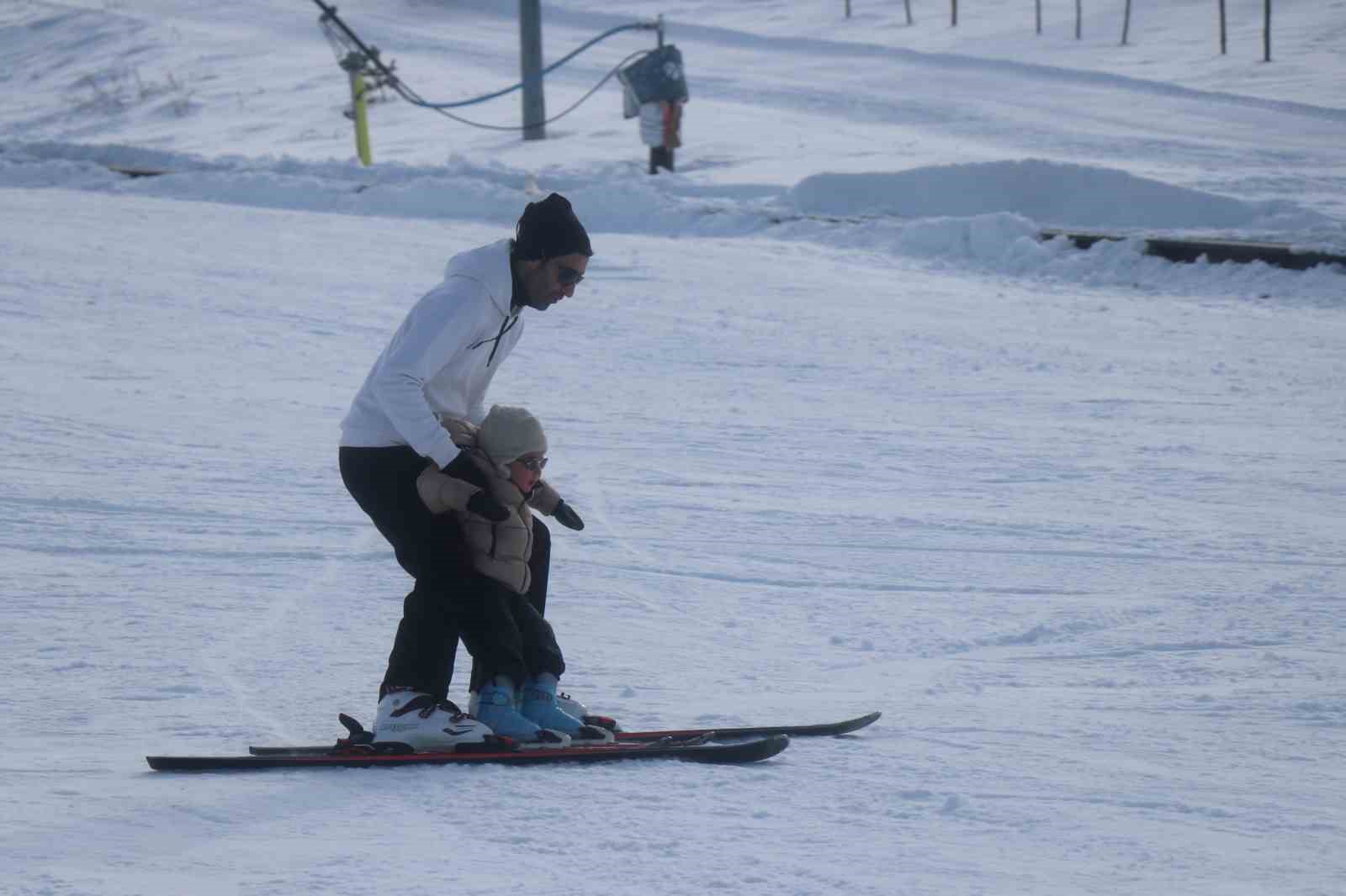 Kartalkaya’da kayak sezonu erken açıldı: Pistlerde 1 metre kar
