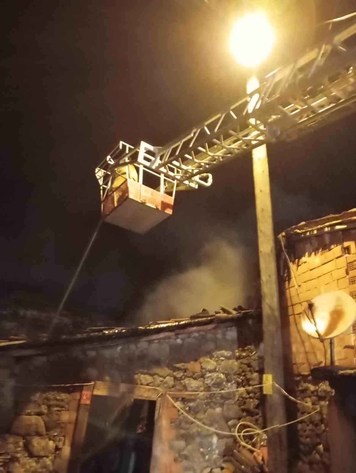 Savaştepe&rsquo;de ev ve ahır yangını, 600 balya saman yandı
