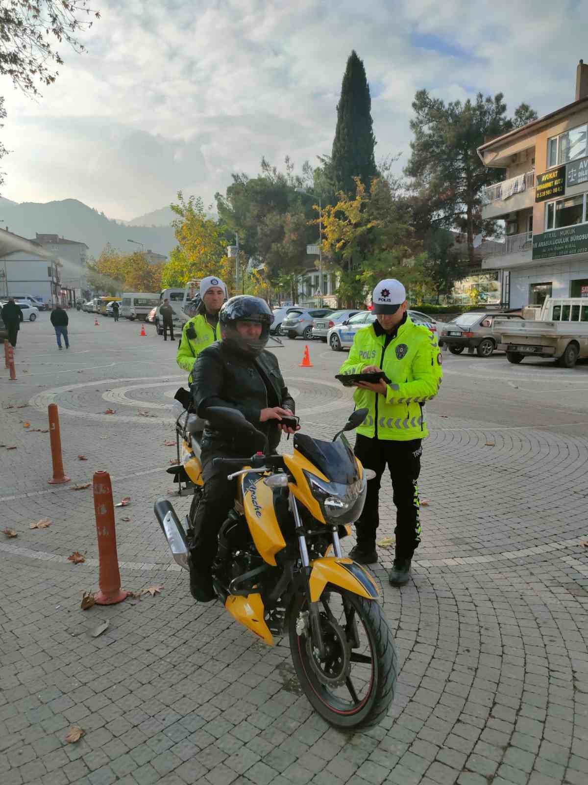 6 motosiklet trafikten men edildi
