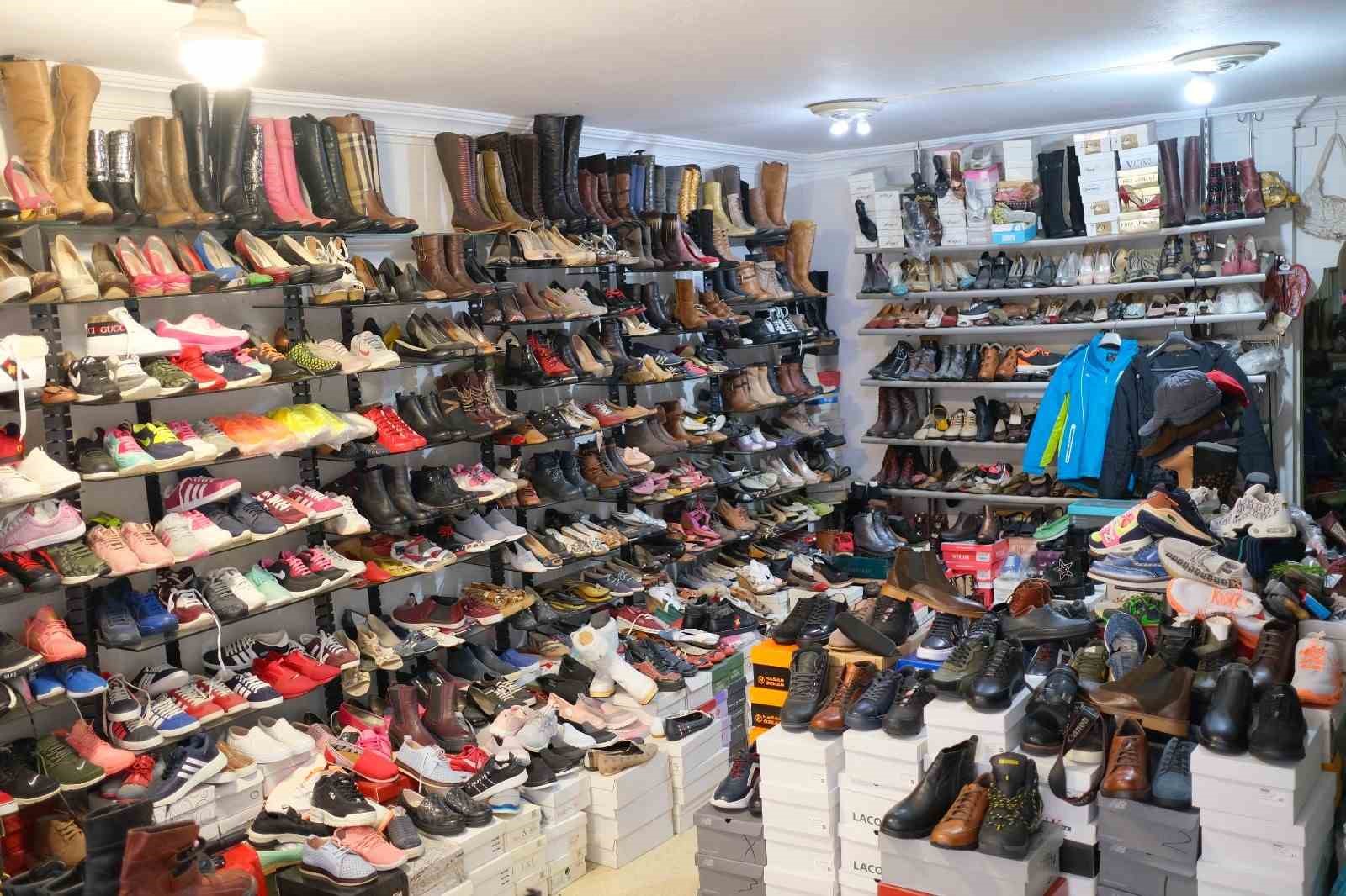 &Ccedil;eyrek asırlık ayakkabı koleksiyonuna g&ouml;z&uuml; gibi bakıyor:
