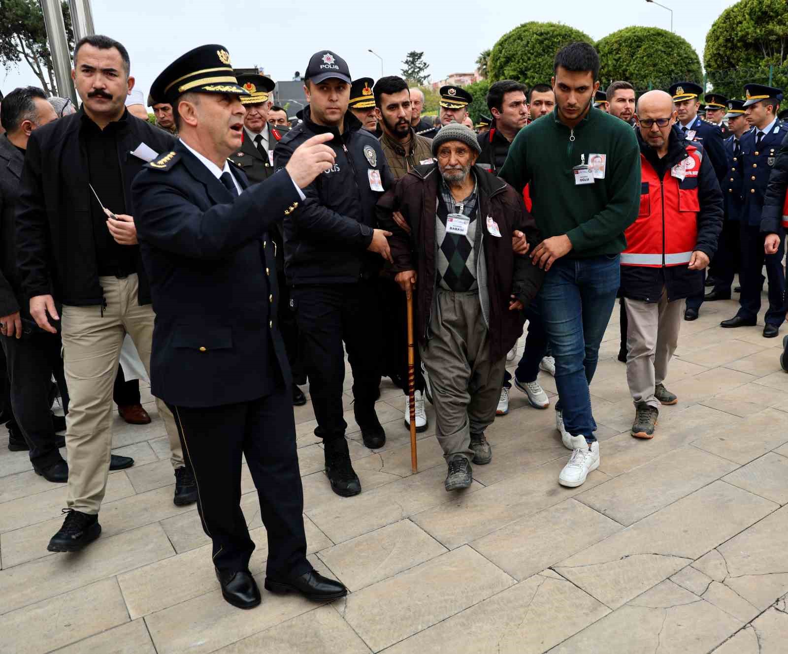Uzman &ccedil;avuşun &ccedil;arpıp şehit ettiği polis memuru son yolculuğuna uğurlandı
