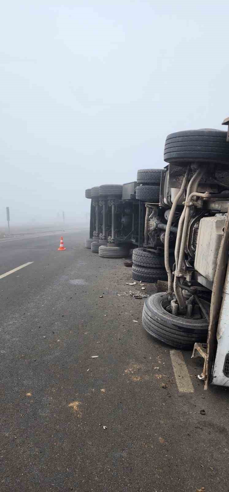 Afşin&rsquo;de pancar y&uuml;kl&uuml; tır devrildi
