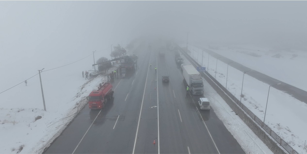 Bitlis&rsquo;te zincirleme kazanın yaşandığı alan havadan g&ouml;r&uuml;nt&uuml;lendi
