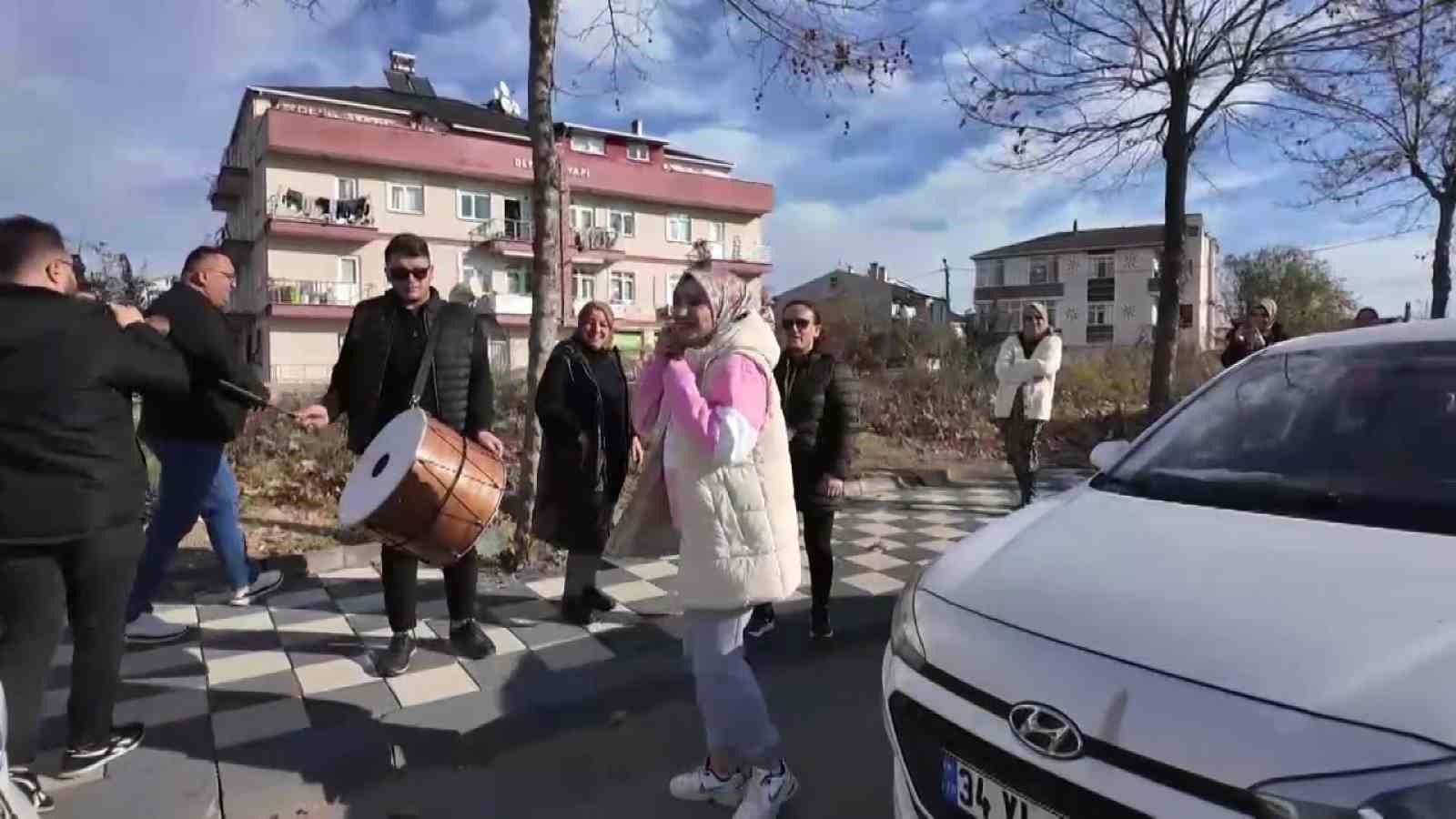 3. denemesinde ehliyet sınavını ge&ccedil;en kadına davullu zurnalı kutlama
