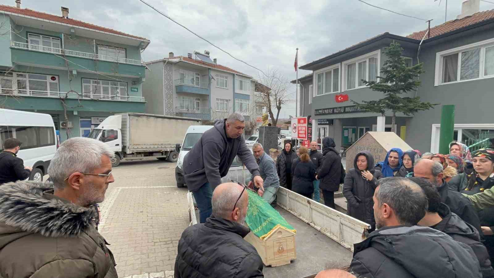 Lüleburgaz’da eski eşi tarafından öldürülen kadının cenazesi toprağa verildi