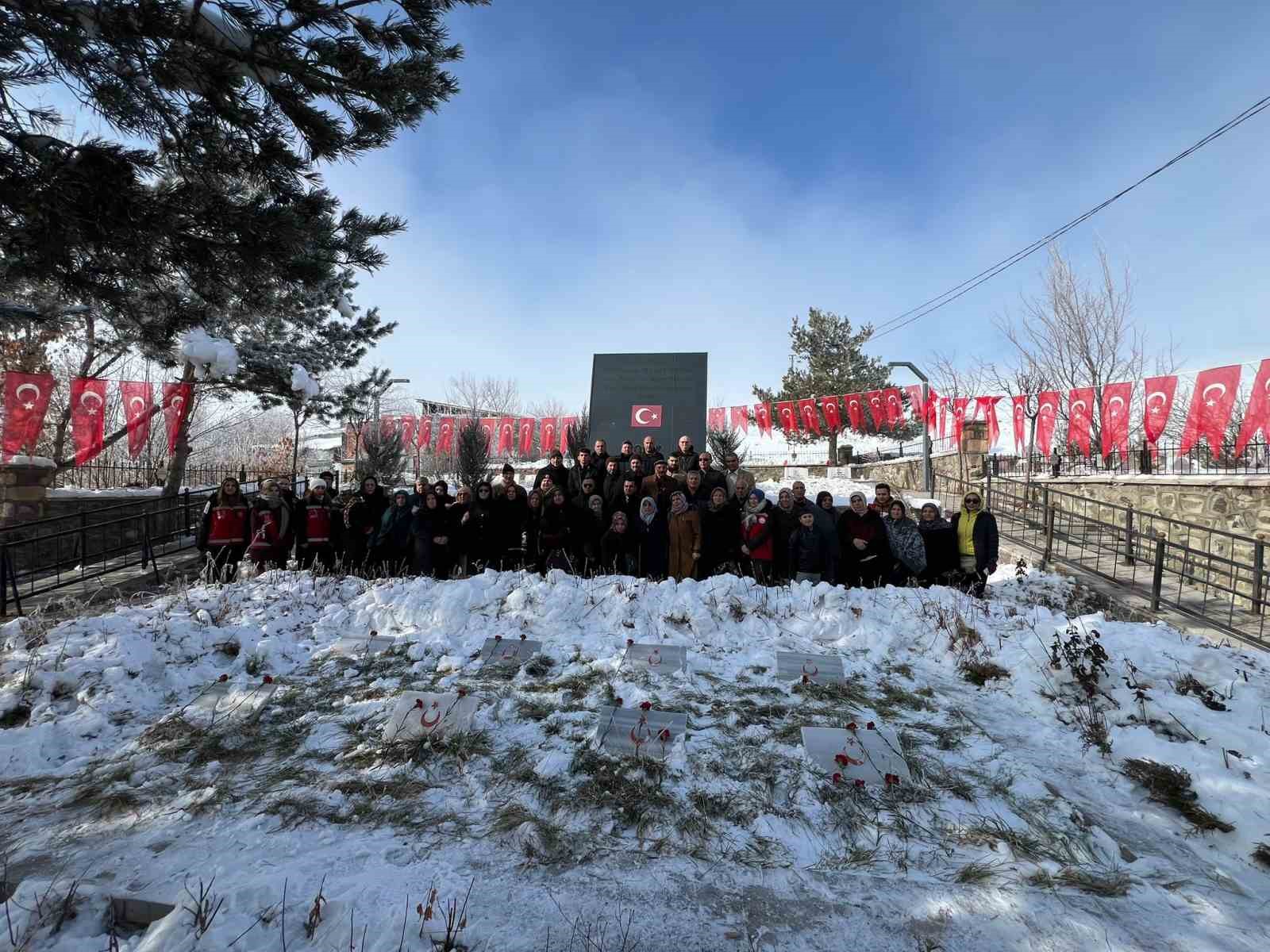 Dumlu şehitleri dualarla anıldı
