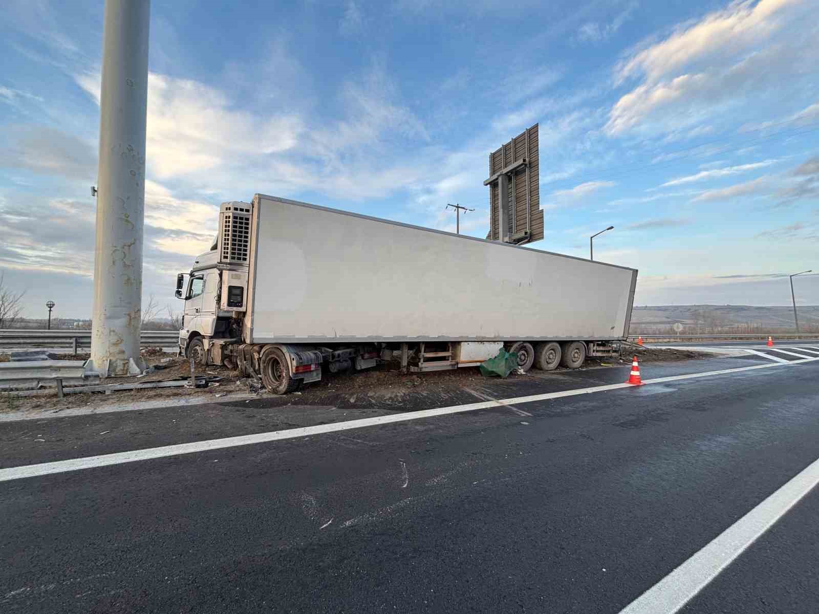 Babaeski’de direksiyonda kalp krizi geçiren tır şoförü öldü