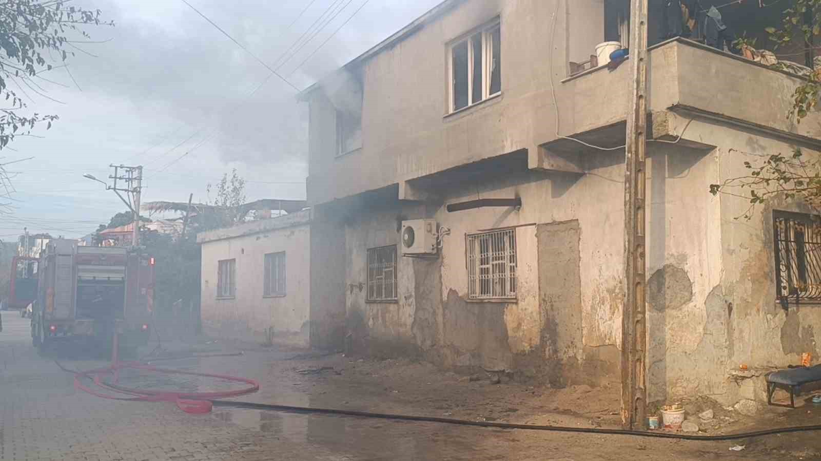 Adana&rsquo;da şarja takılı tablet bir evi kullanılamaz hale getirdi
