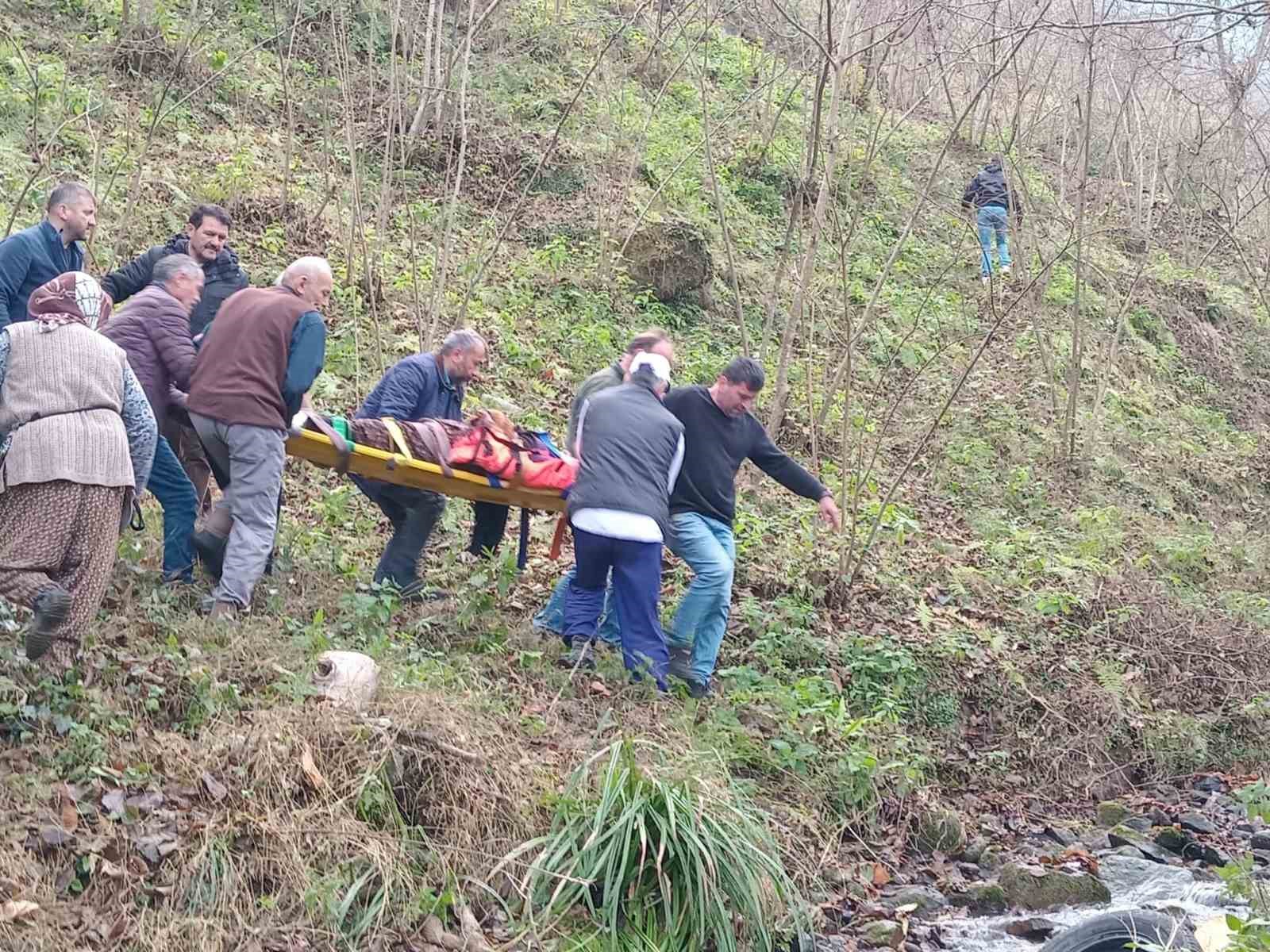 Trabzon’da otomobil dereye uçtu: 2 yaralı