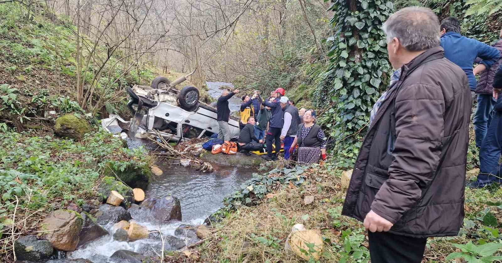 Trabzon’da otomobil dereye uçtu: 2 yaralı
