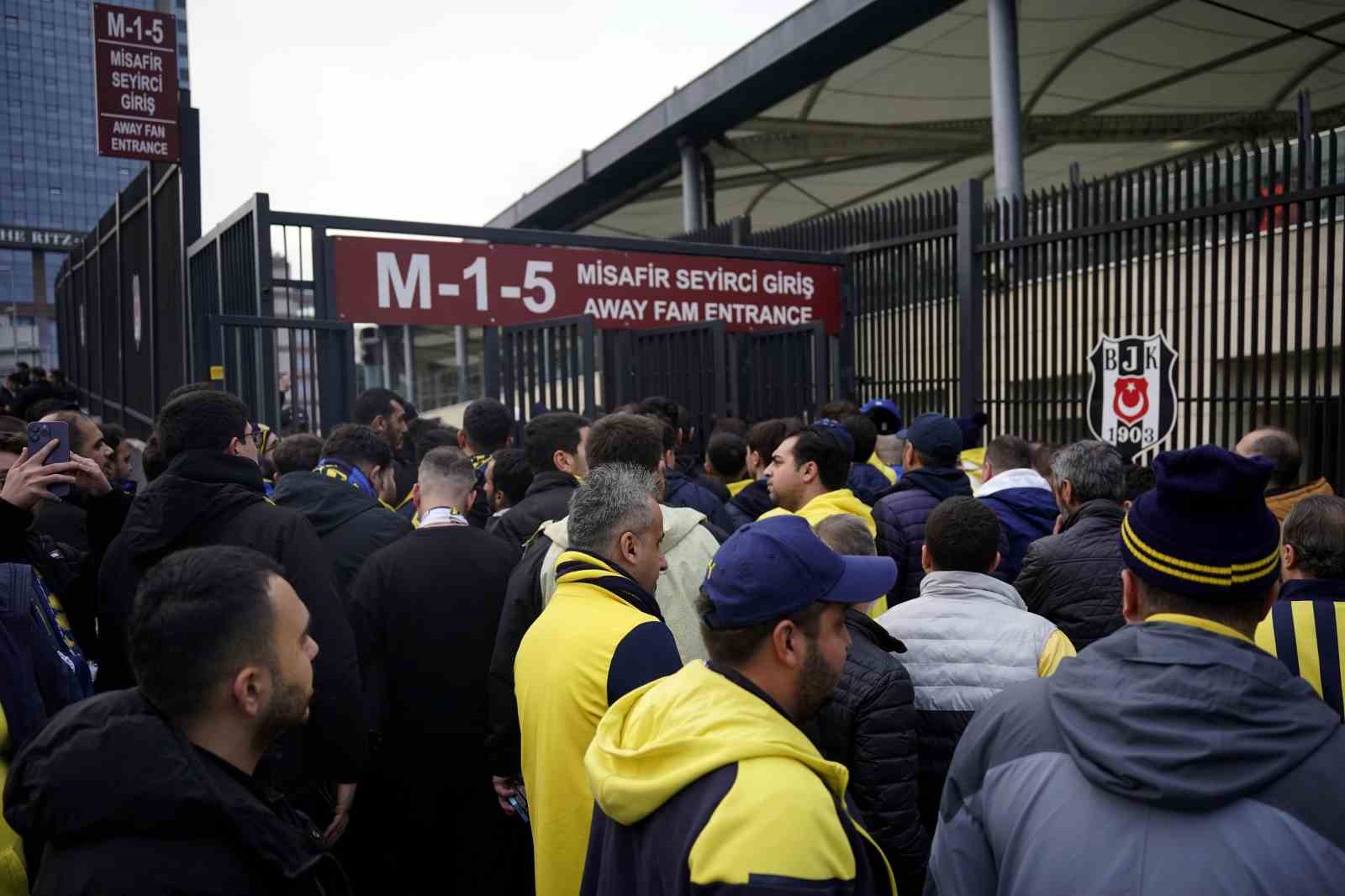 Fenerbahçe taraftarı stada geldi
