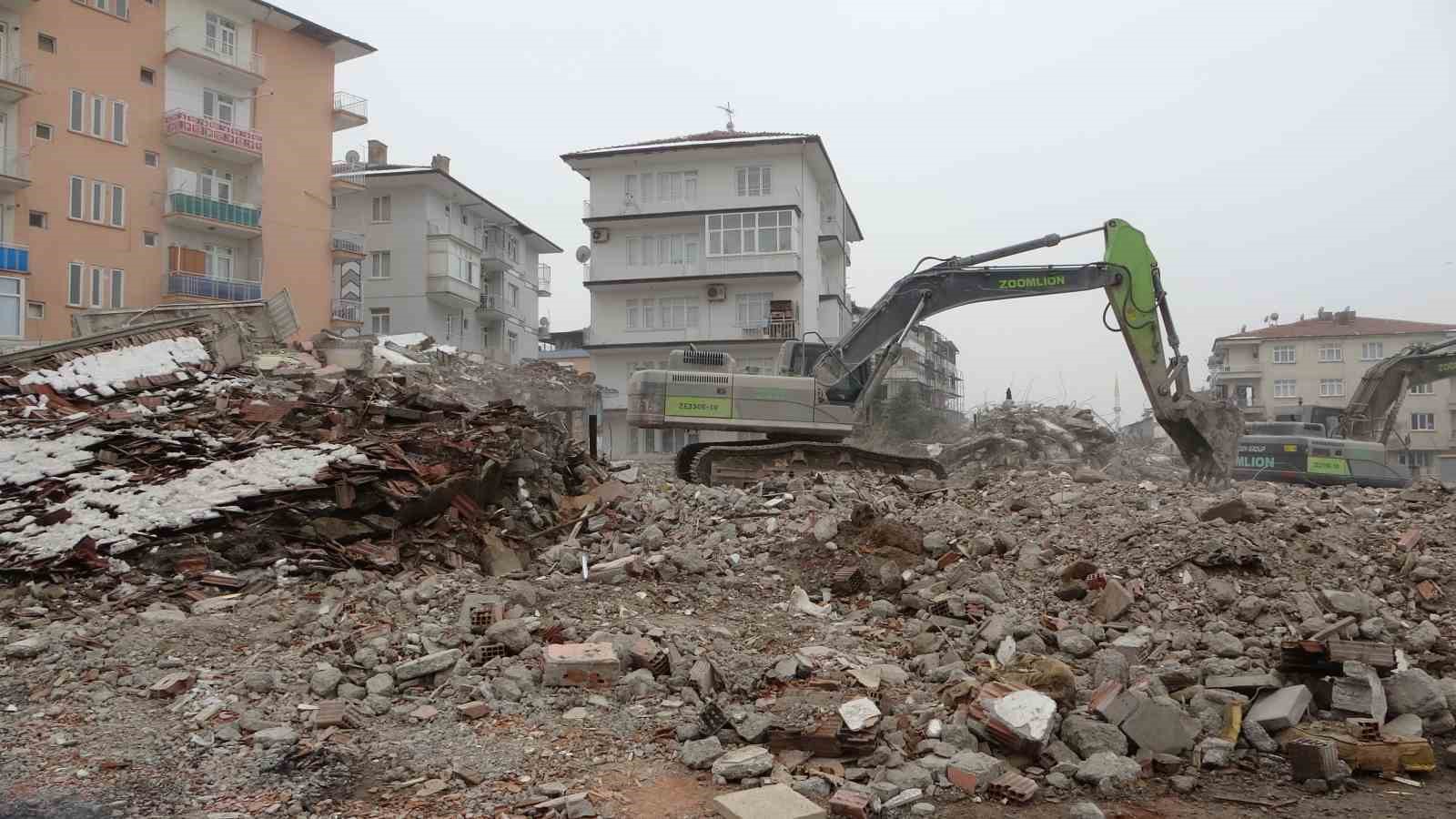 Malatya’da ağır hasarlı binaların yıkım işlemleri sürüyor
