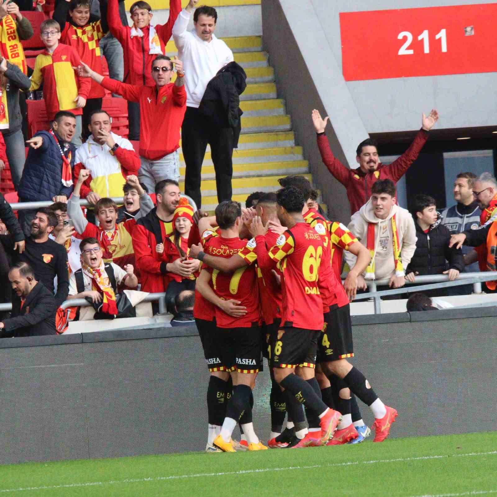 Trendyol Süper Lig: Göztepe: 2 - Adana Demirspor: 0 (İlk yarı)
