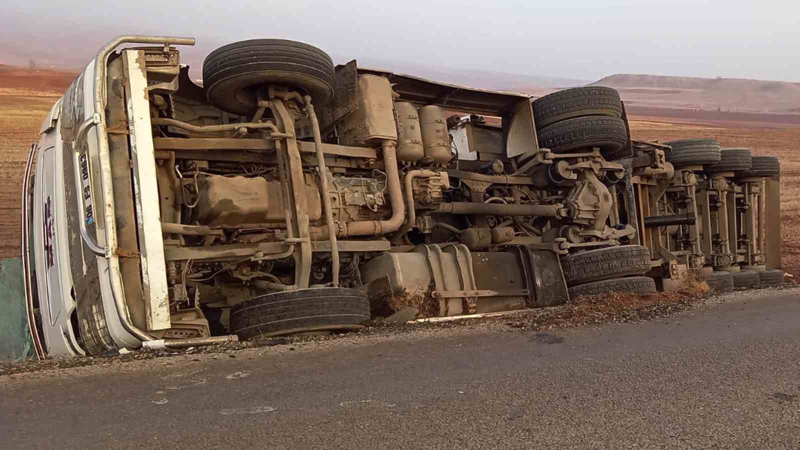 Kırıkkale&rsquo;de tuz y&uuml;kl&uuml; tır devrildi
