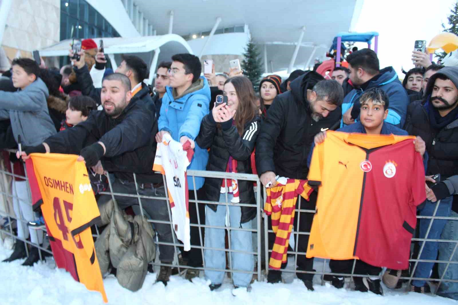 Galatasaray&rsquo;a, Sivas&rsquo;ta coşkulu karşılama
