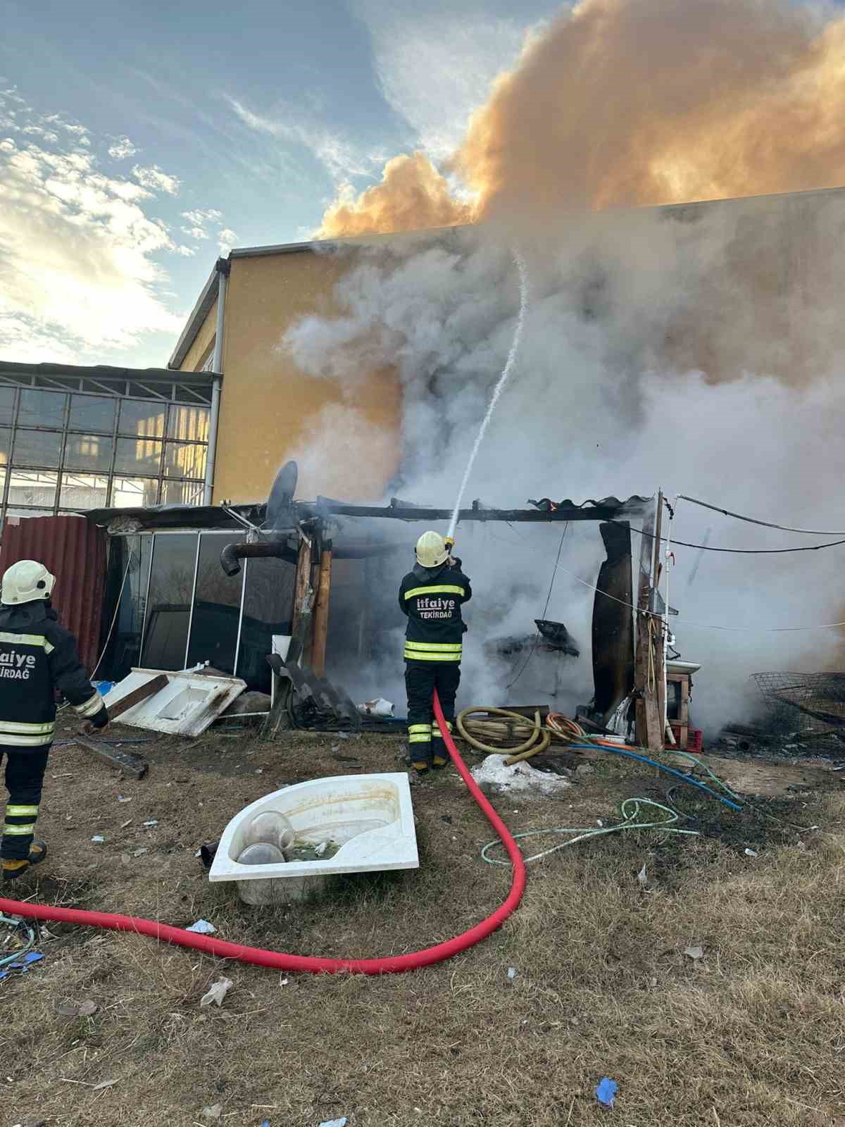 Muratlı Sanayi Sitesi&rsquo;nde ağıl yangını
