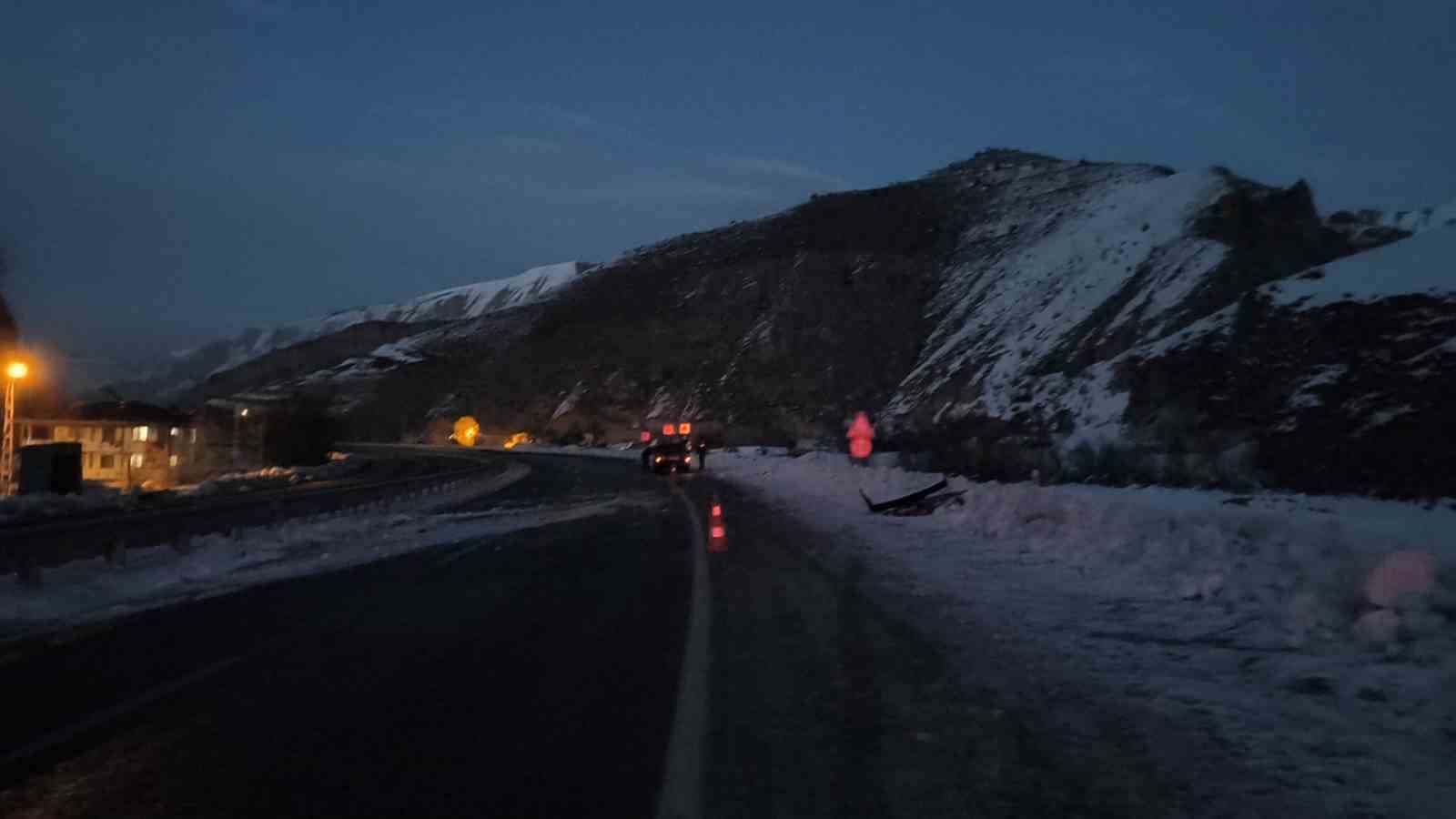 Erzurum-Artvin kara yolunda buzlanma kazalara neden oldu