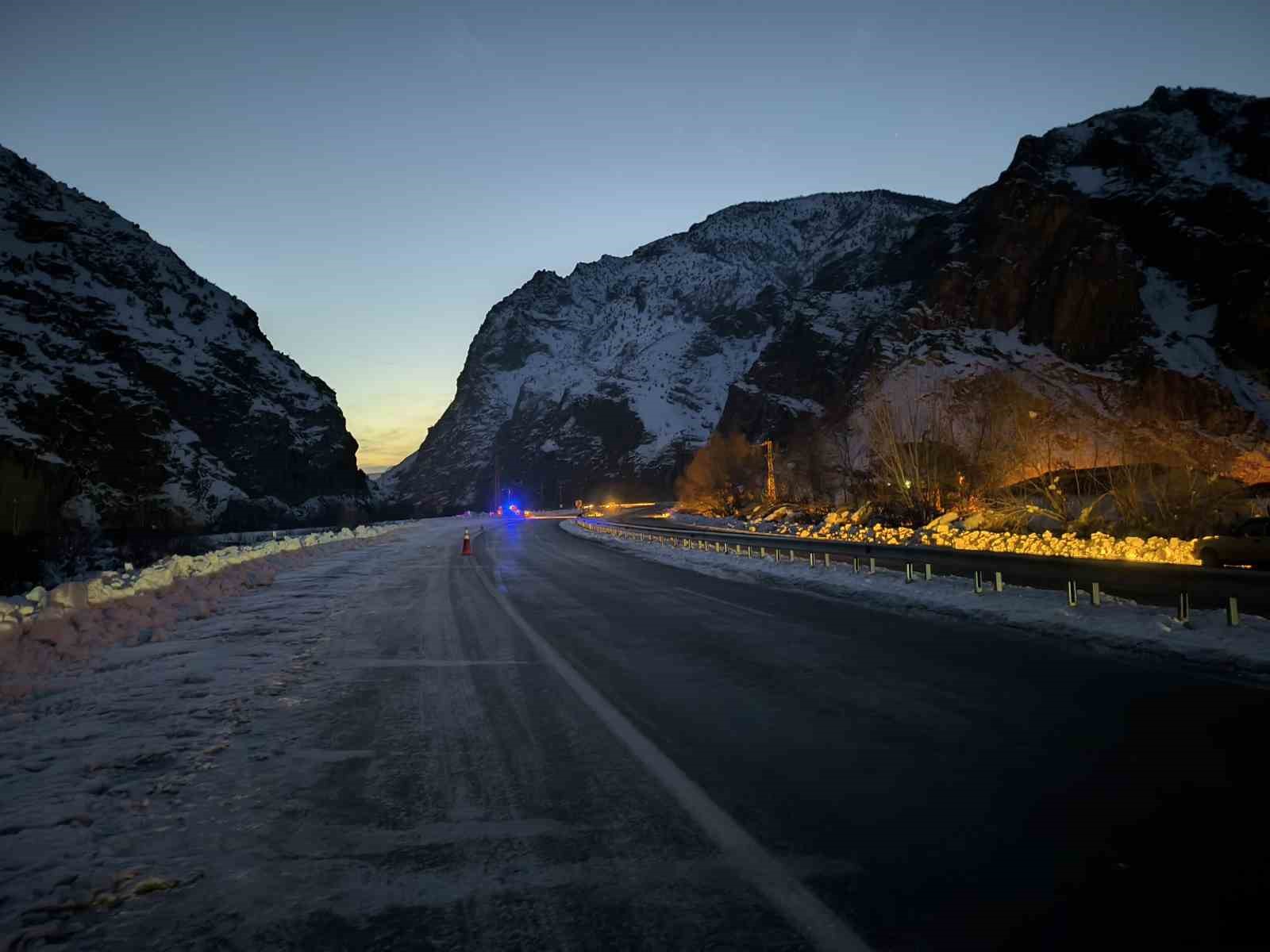 Erzurum-Artvin kara yolunda buzlanma kazalara neden oldu
