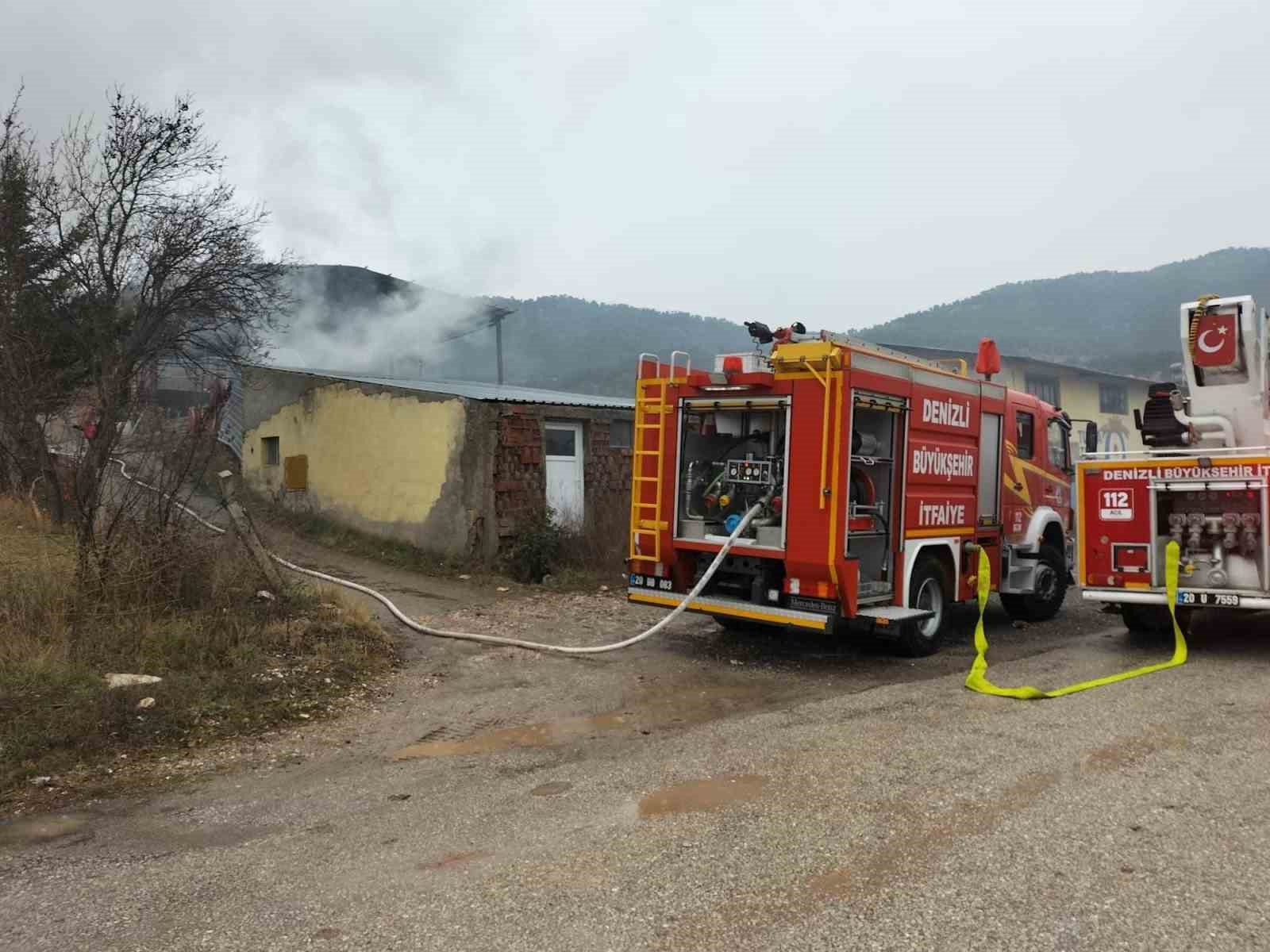 Alevlerin sardığı tek katlı işyeri kullanılamaz hale geldi
