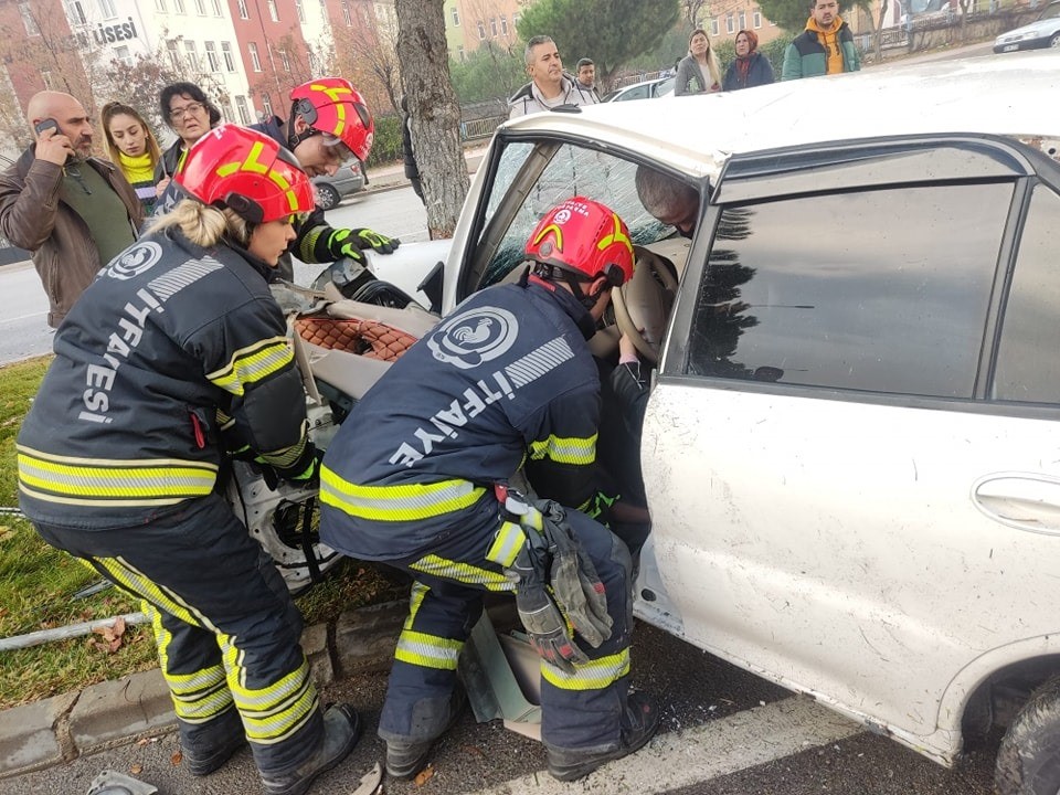 Kontrolden çıkan araç ağaca çarparak durabildi