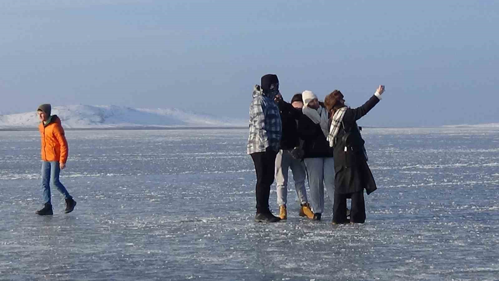 Kars Çıldır Gölü’nde dörtnala atlı kızak keyfi
