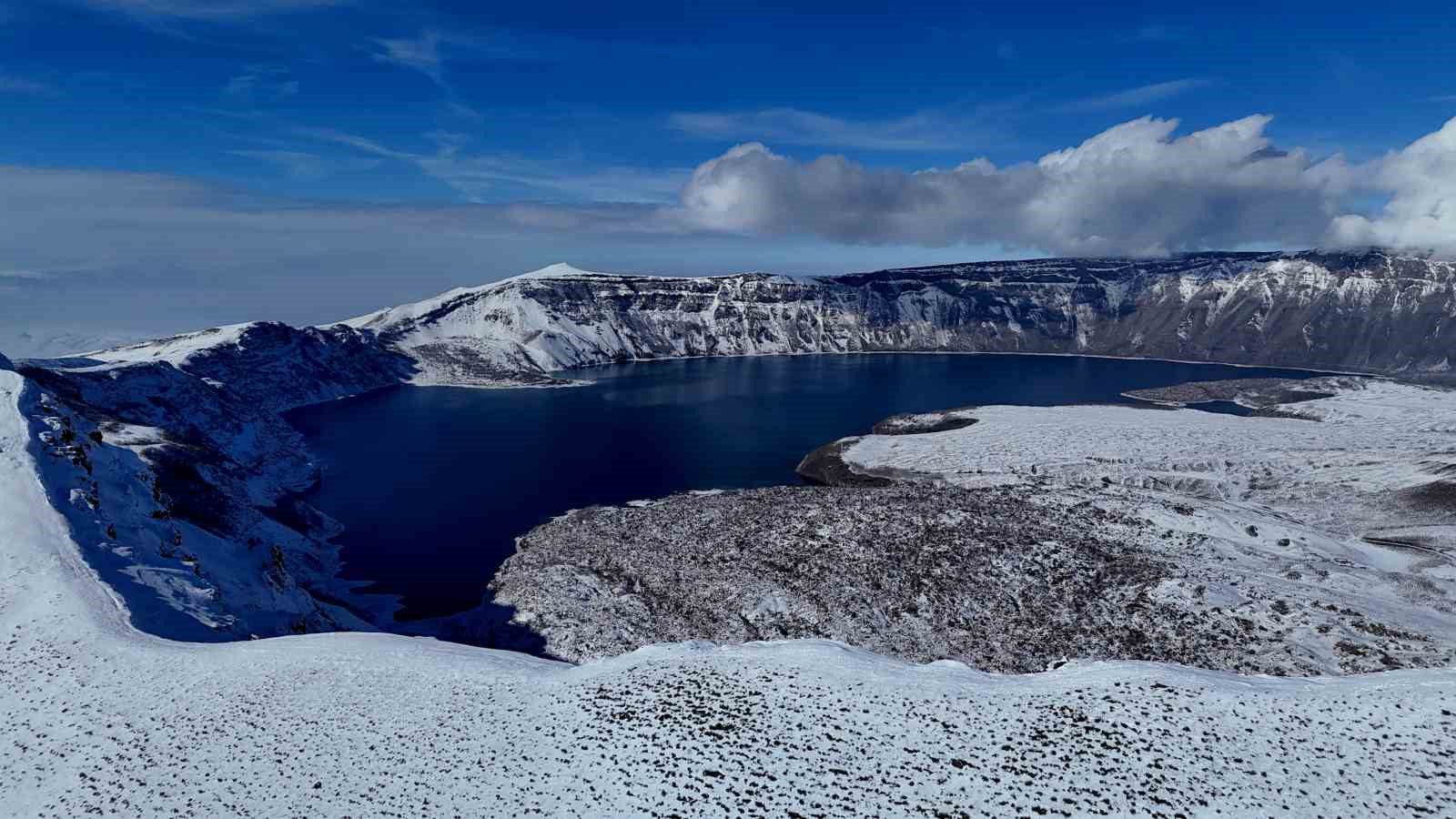 Nemrut Krater Gölü’nün karlı görüntüsü hayran bırakıyor
