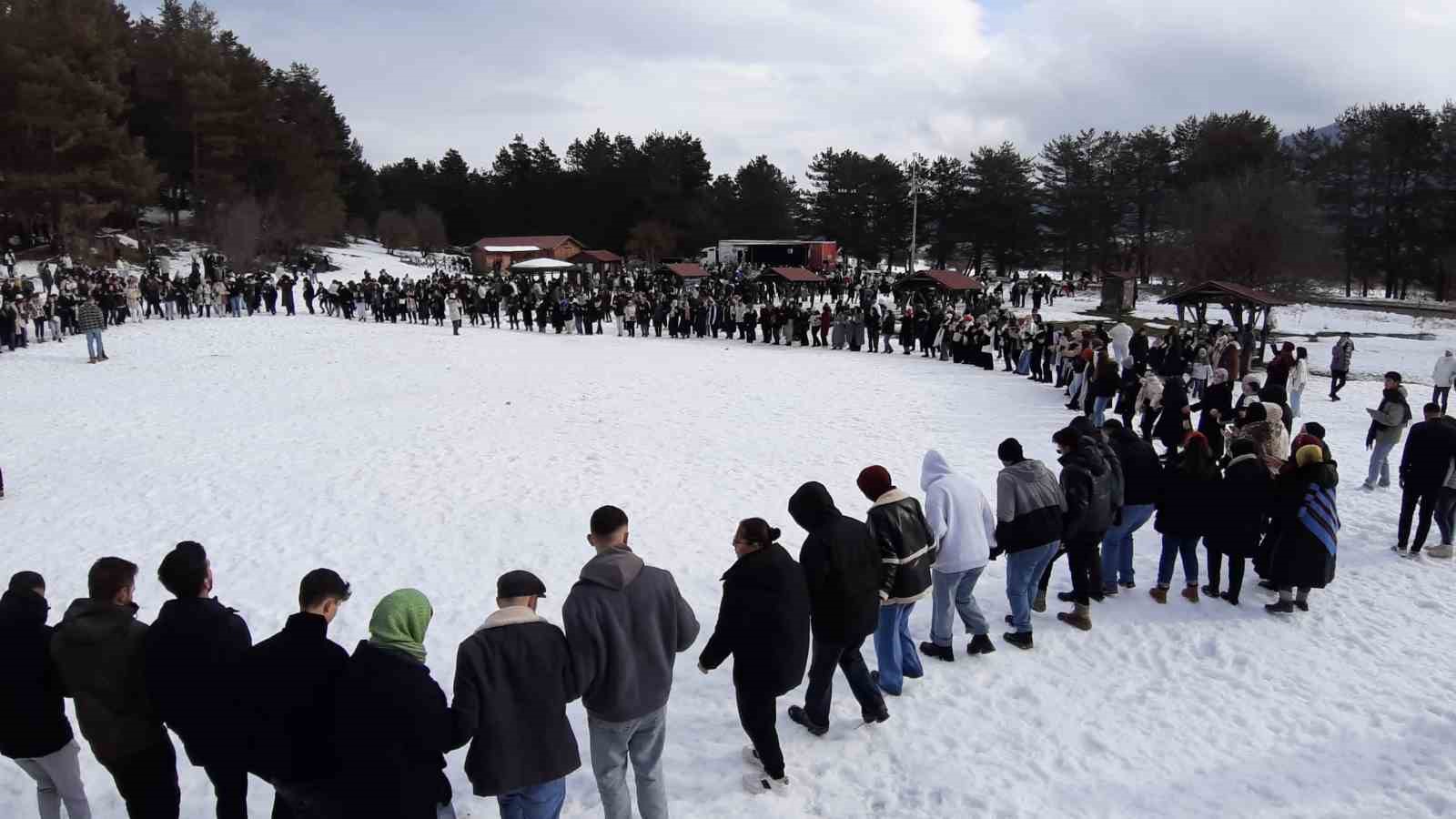 Karlar altında hamsi ve horon keyfi
