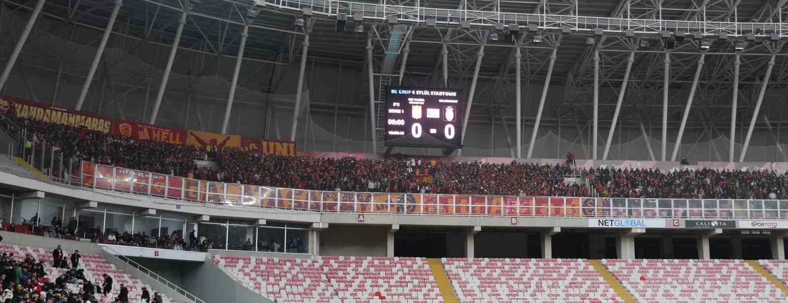 Galatasaraylı taraftarlar takımını yalnız bırakmadı
