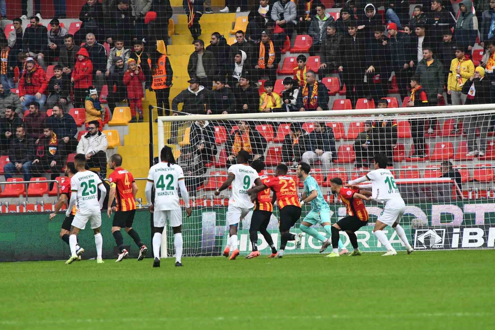 Trendyol Süper Lig: Kayserispor: 0 - Alanyaspor: 0 (İlk yarı)